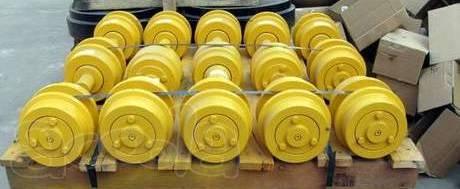 Продам Каток поддерживающий Komatsu D65E-12